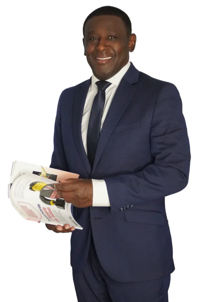 Chérif Adoudou, un magazine à la main