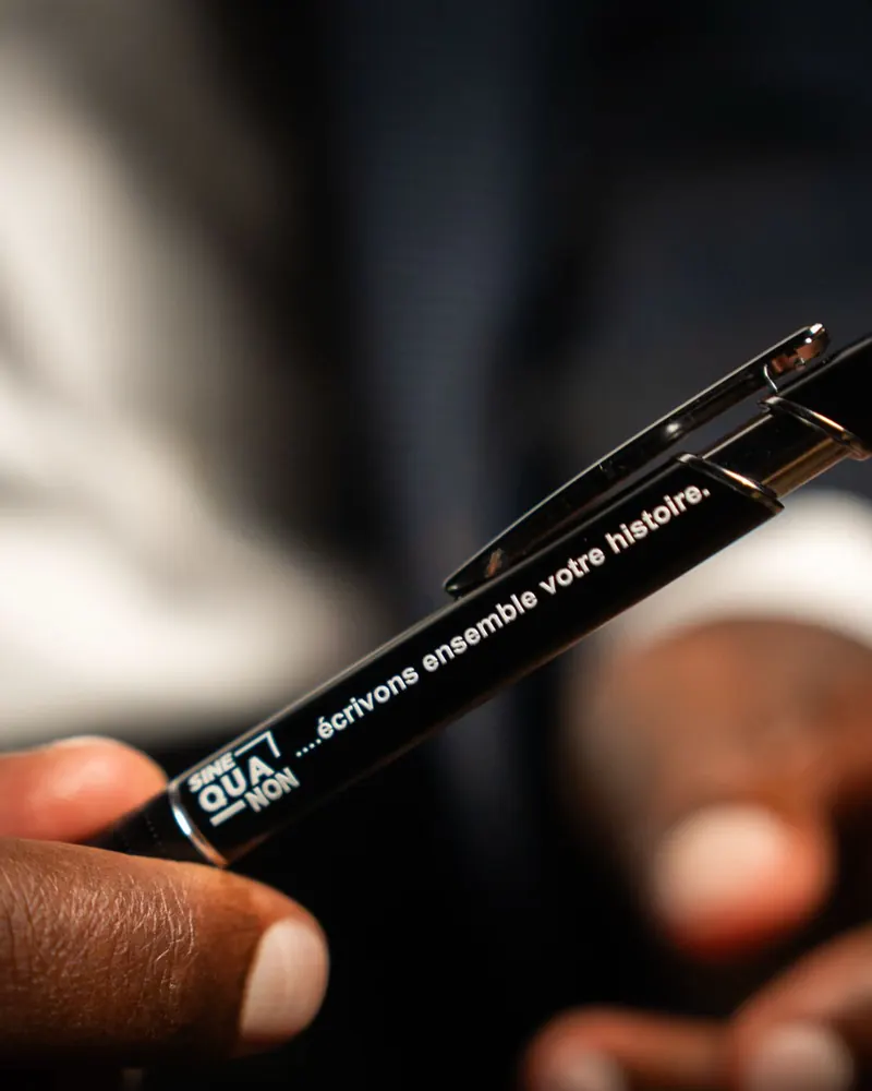 Stylo Sine Qua Non gravé du slogan « …écrivons ensemble votre histoire »