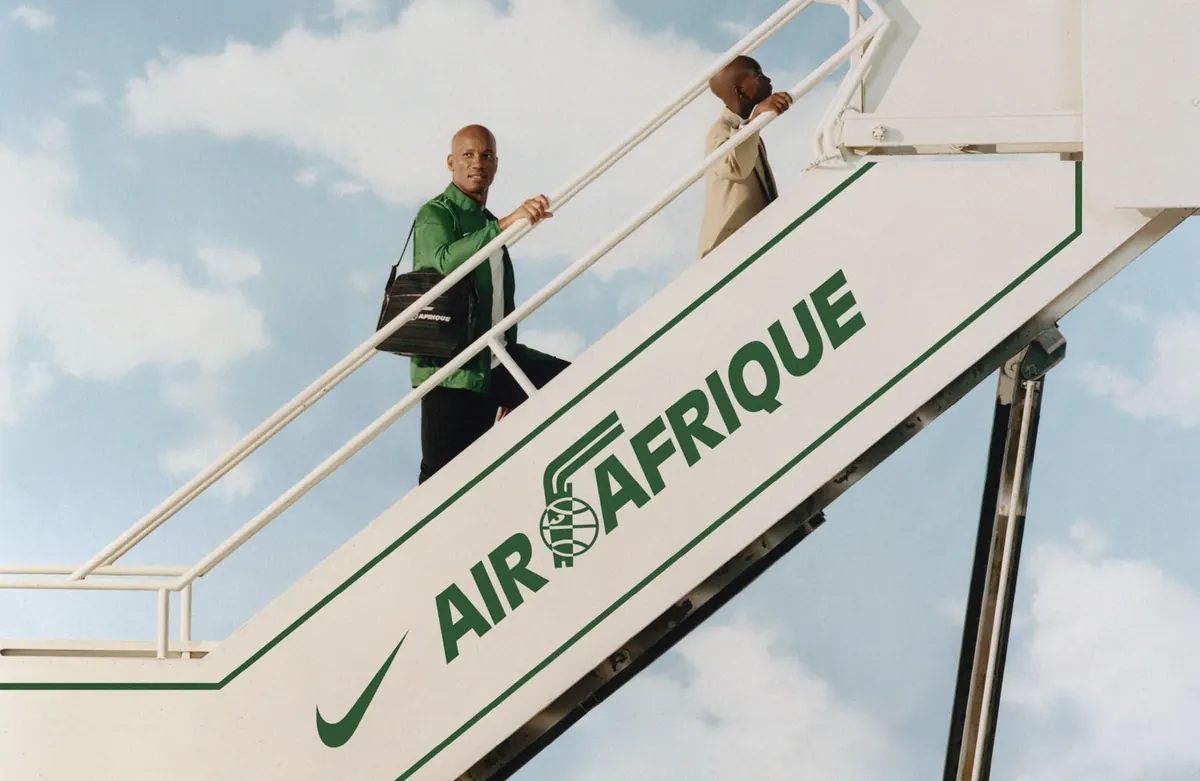 Passagers montant une passerelle d'avion aux couleurs Nike x Air Afrique